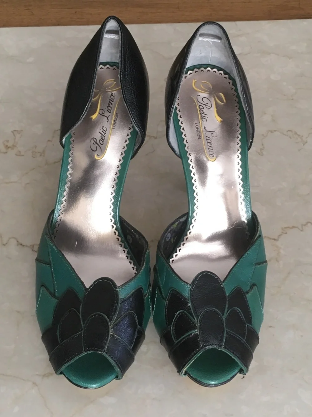 SZ 7.5 Women's Retro Green & Black Poetic Licence pumps